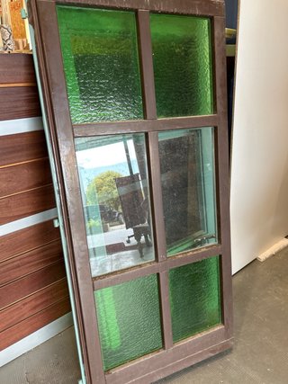 Ventana de madera con cristales de colores