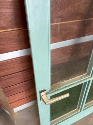 Ventana de madera con cristales de colores