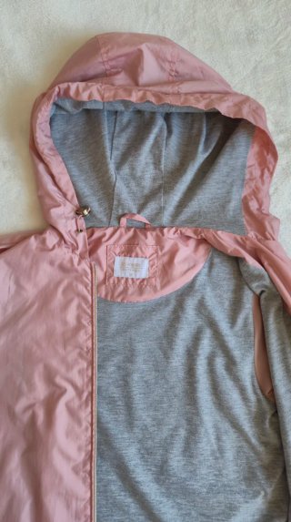 Chaqueta cortavientos rosa con capucha