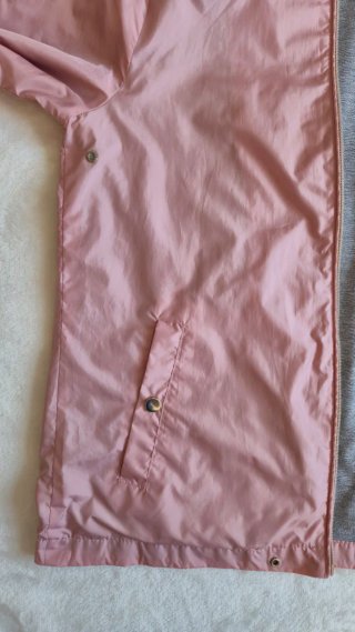Chaqueta cortavientos rosa con capucha
