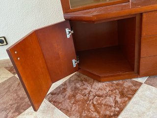 Mueble de salón madera y puerta acristalada.