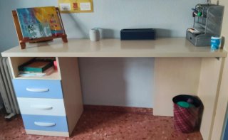 Escritorio con cajonera beige y azul