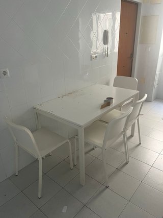 Mesa de cocina blanca