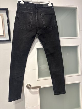 Vaquero Bershka negros talla 40 más regalo chandal