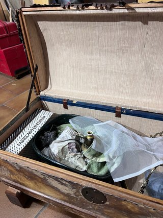 Baúl de madera forrado en piel de vaca