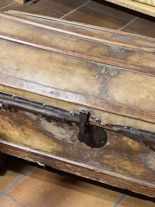 Baúl de madera forrado en piel de vaca