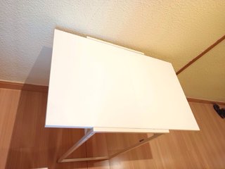 Tavolo pieghevole bianco Ikea, le gambe sono in metallo