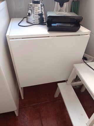 Tavolo pieghevole bianco Ikea, le gambe sono in metallo