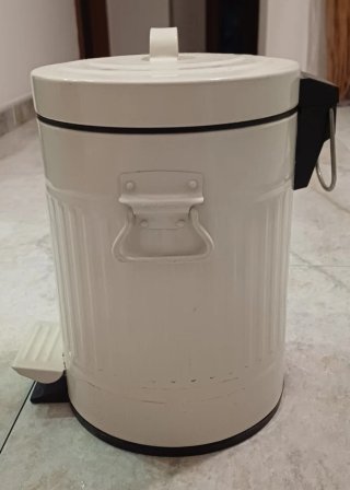 Cubo basura blanco pequeño pedal extraíble
