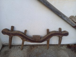 Arado y yugo antiguos de madera