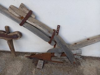 Arado y yugo antiguos de madera