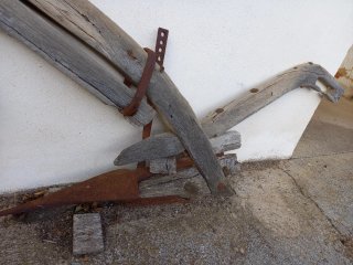 Arado y yugo antiguos de madera