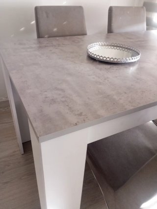 Mesa de comedor moderna gris y blanca