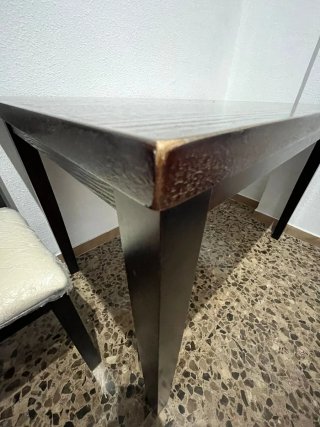 Mesa y 4 sillas comedor madera oscura