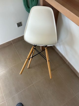 6 Sillas de comedor de plástico y madera