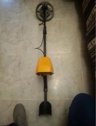 Detector de metales amarillo