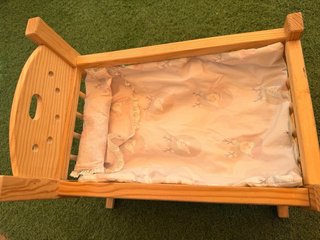 Cuna de madera para muñecas