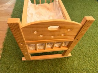 Cuna de madera para muñecas