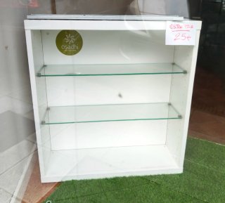 Estantería blanca con baldas de cristal