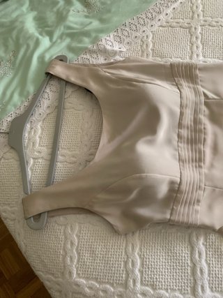 Vestido gris claro.