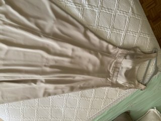 Vestido gris claro.