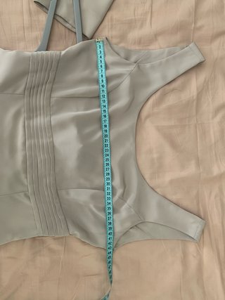 Vestido gris claro.
