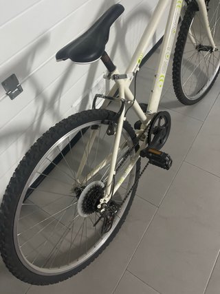 Bicicleta bianca marca Solar