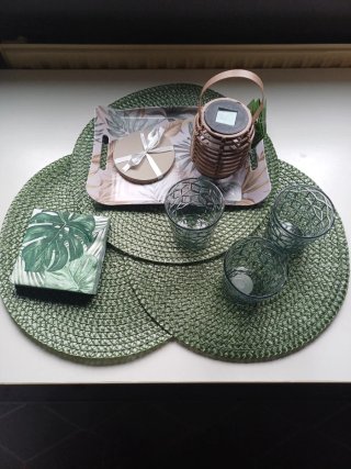 Cesta vintage de picnic con artículos tropicales