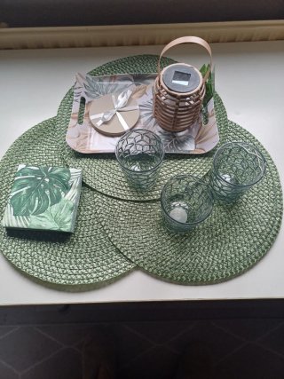 Cesta vintage de picnic con artículos tropicales