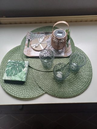 Cesta vintage de picnic con artículos tropicales