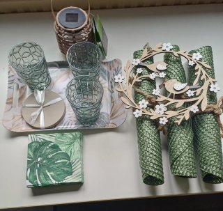 Cesta vintage de picnic con artículos tropicales