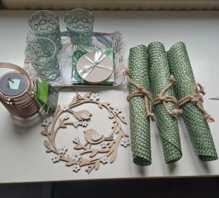 Cesta vintage de picnic con artículos tropicales