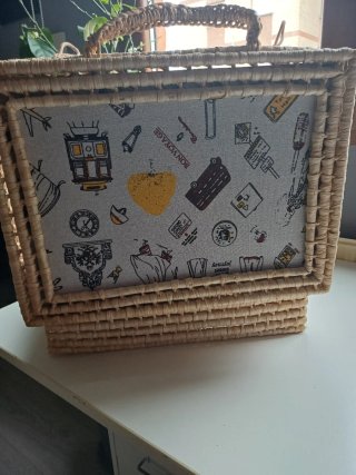 Cesta vintage de picnic con artículos tropicales