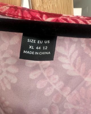 Blusa rosa geométrica