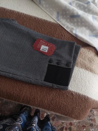 Leggings grises y negros con botones