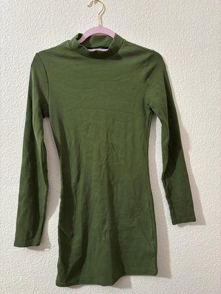 Vestido verde manga larga cuello alto