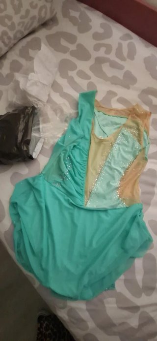 Maillot patinaje artístico beige y turquesa