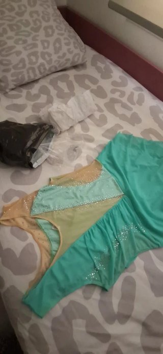 Maillot patinaje artístico beige y turquesa