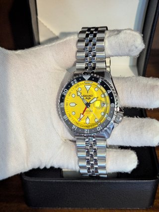 Reloj Seiko Mod GMT 5 Sports Gris, Negro Amarillo