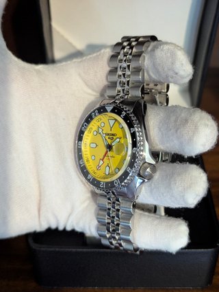 Reloj Seiko Mod GMT 5 Sports Gris, Negro Amarillo