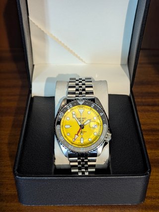 Reloj Seiko Mod GMT 5 Sports Gris, Negro Amarillo