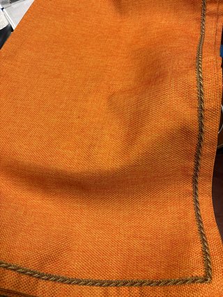 Copritavolo arancione con nappe