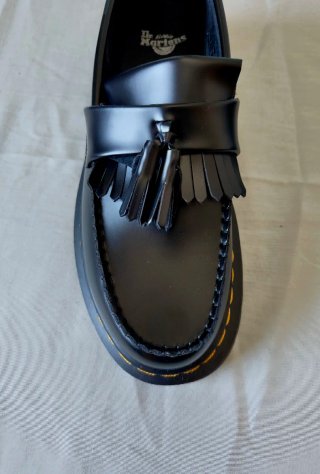 Mocasines Dr. Martens negros con flecos