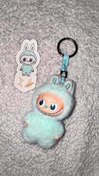 Labubu V4 llavero y pegatina