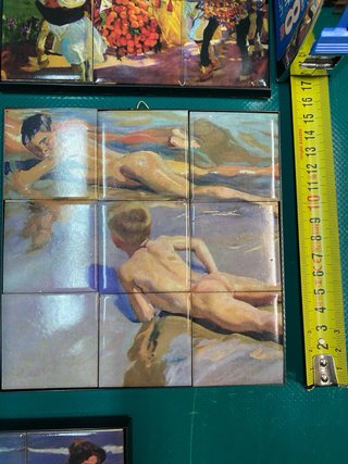 Mosaicos de pintura de mujer en la playa