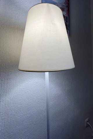 Lámpara de pie blanca