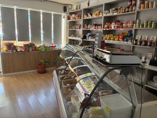 Se traspasa tienda de alimentación.