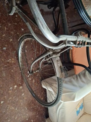 Dos bicicletas antiguas