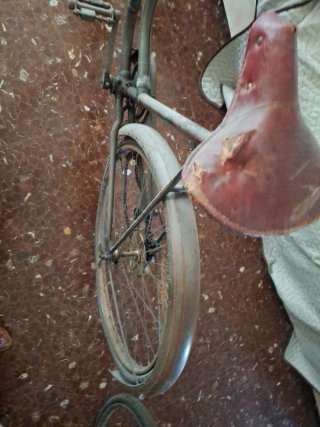 Dos bicicletas antiguas