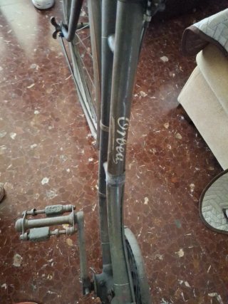 Dos bicicletas antiguas